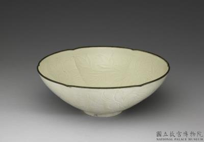 图片[2]-Bowl with incised chi-dragon and lotus decoration in white glaze, Ding ware, Song dynasty (960-1279)-China Archive